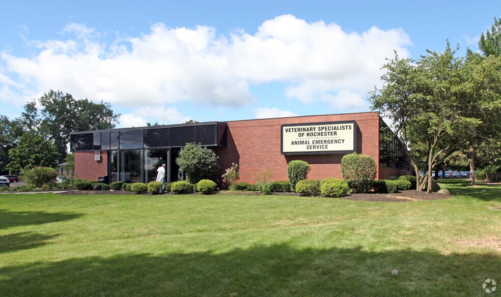 825 E White Spruce Blvd, Henrietta, NY à louer - Photo du bâtiment - Image 2 de 19