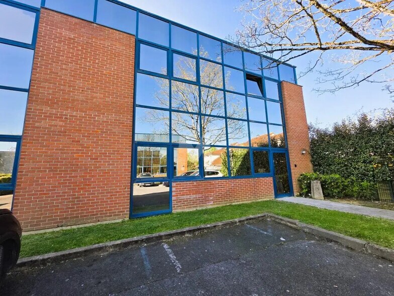 Bureau dans Savigny-le-Temple à louer - Photo du bâtiment - Image 2 de 6
