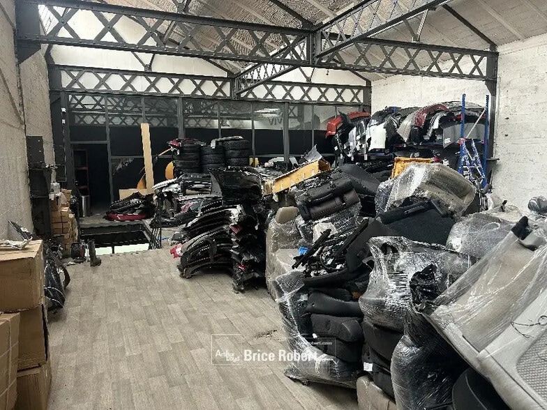 Office in Vénissieux for lease - Building Photo - Image 3 of 5