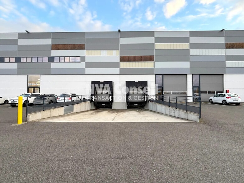 Flex in Neuville-sur-Oise for lease - Building Photo - Image 2 of 4