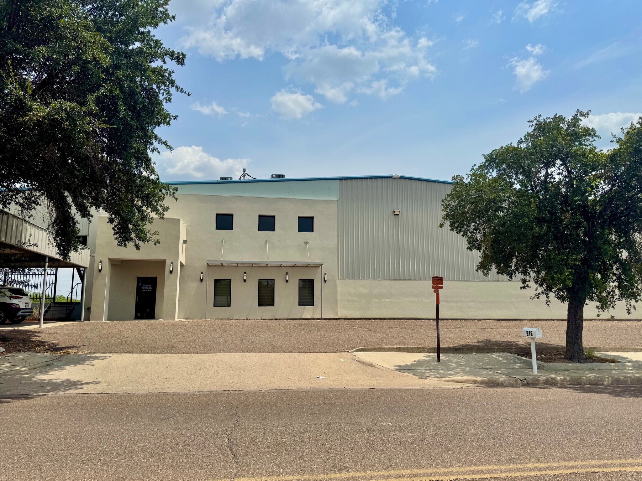 212 Flecha Ln, Laredo, TX for lease Primary Photo- Image 1 of 20