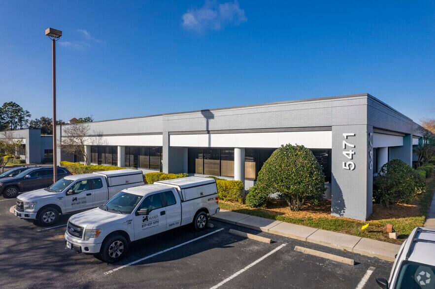 5471 W Waters Ave, Tampa, FL à louer - Photo du bâtiment - Image 3 de 9