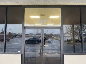 2111 Saint Andrew St, Tarboro, NC for lease Interior Photo- Image 2 of 8