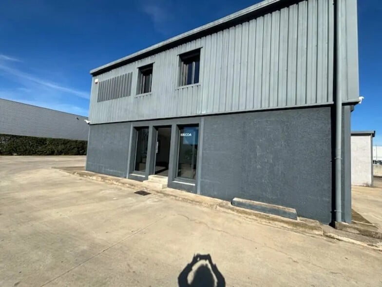 Flex in Nîmes for lease - Building Photo - Image 2 of 12