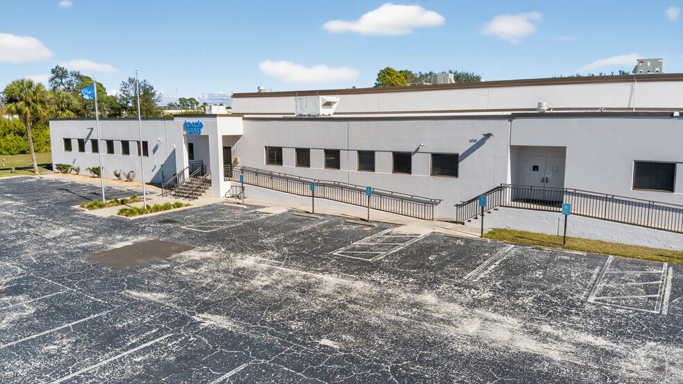 3001 Tech Dr N, Saint Petersburg, FL for lease - Building Photo - Image 2 of 3