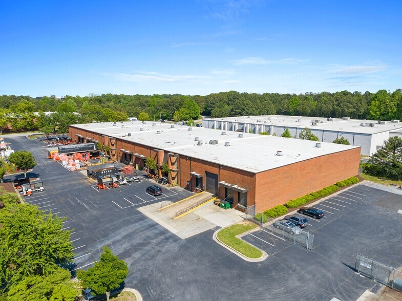 2775 Bankers Industrial Dr, Atlanta, GA à louer - Photo du bâtiment - Image 2 de 8