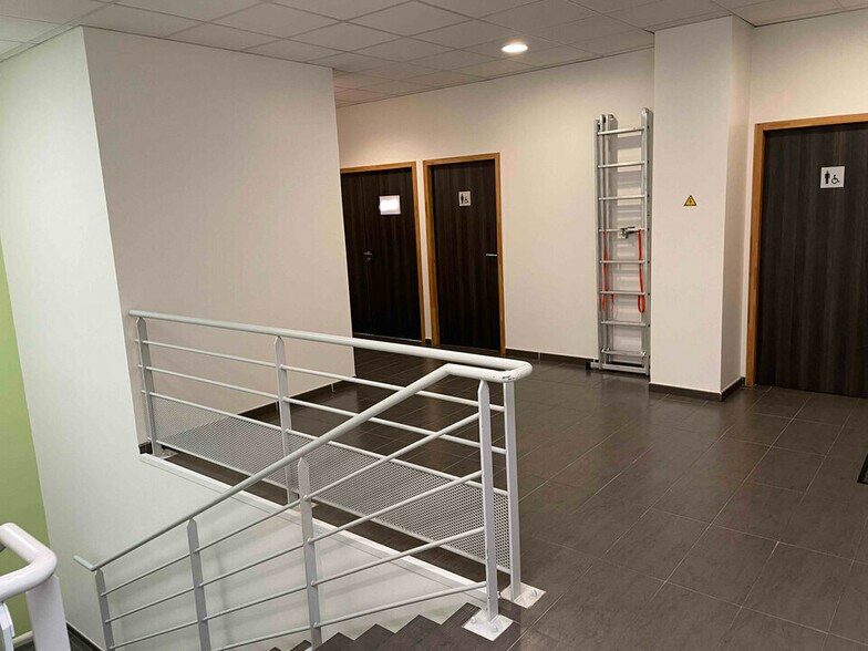 Flex in Saint-Priest for lease - Interior Photo - Image 3 of 94