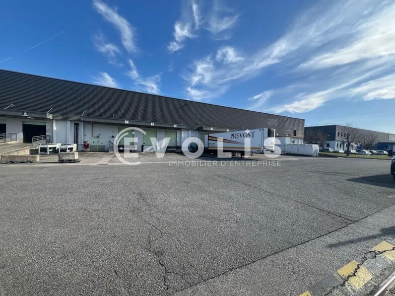 Office in Vénissieux for lease - Building Photo - Image 2 of 5