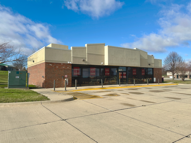 2181 Logan Ave, Waterloo, IA à louer - Photo du bâtiment - Image 2 de 5