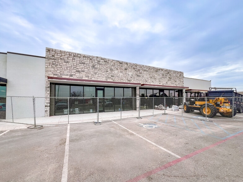 900 E Florida Ave, Midland, TX for lease - Building Photo - Image 2 of 11