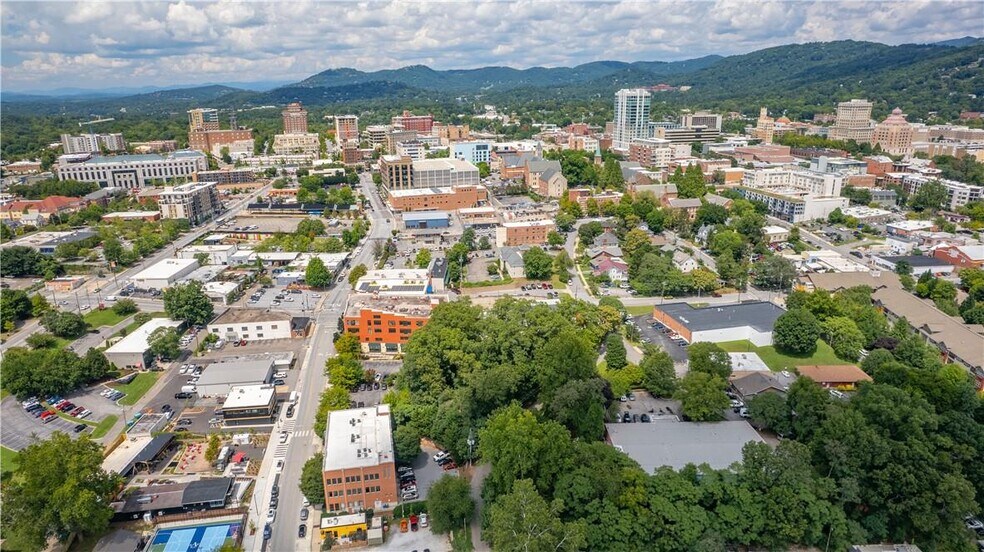 11 Collier ave, Asheville, NC à vendre - Photo du bâtiment - Image 3 de 14