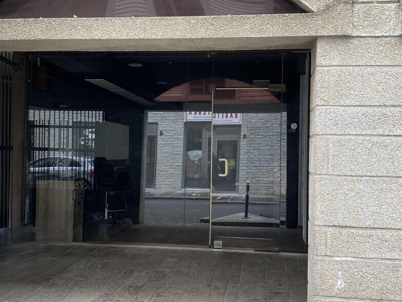 Retail in Rennes for sale - Lobby - Image 2 of 4