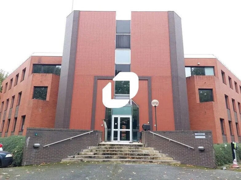 6 Rue Jean Pierre Timbaud, Montigny-le-Bretonneux à louer - Photo du bâtiment - Image 1 de 18