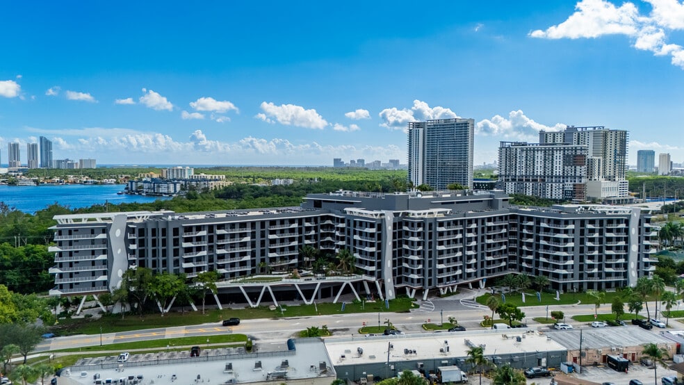 17071 W Dixie Hwy, North Miami Beach, FL for lease - Building Photo - Image 1 of 9