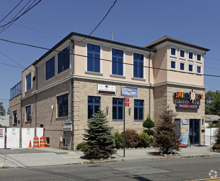 351 Sand Ln, Staten Island, NY for sale - Primary Photo - Image 1 of 22