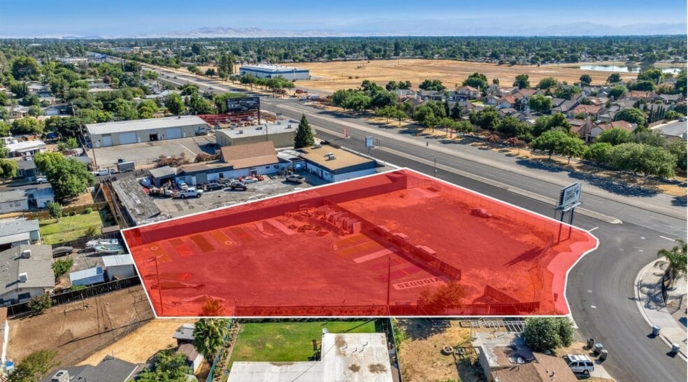3777 N Clovis Ave, Fresno, CA à louer - Photo du bâtiment - Image 2 de 7