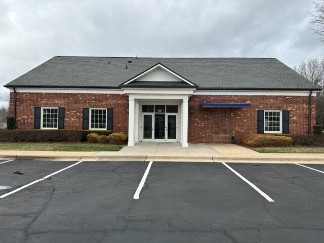 231 W Kings Hwy, Eden, NC à louer - Photo du bâtiment - Image 1 de 4