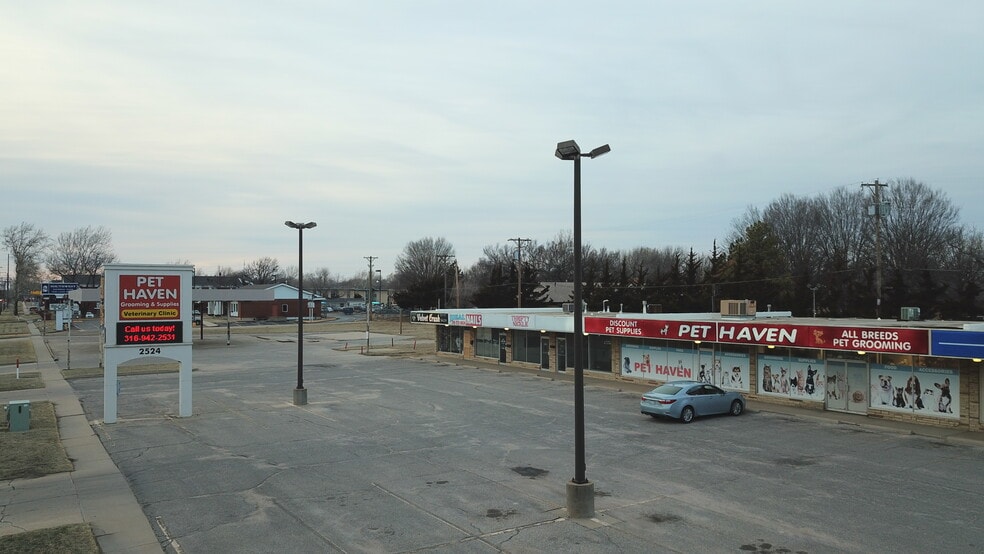 2518-2536 W 13th St, Wichita, KS for lease - Building Photo - Image 2 of 23