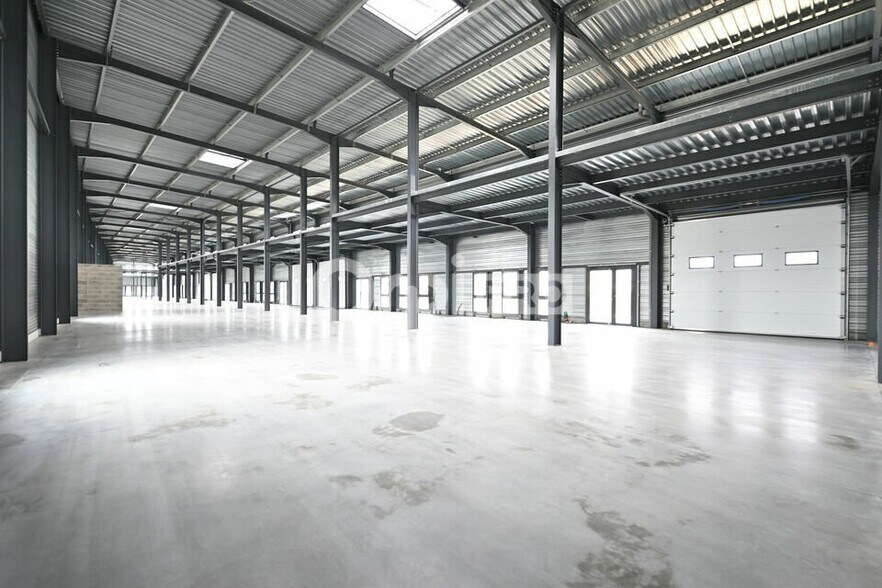 Local d'activités dans Bourgoin-Jallieu à vendre - Photo du bâtiment - Image 1 de 12