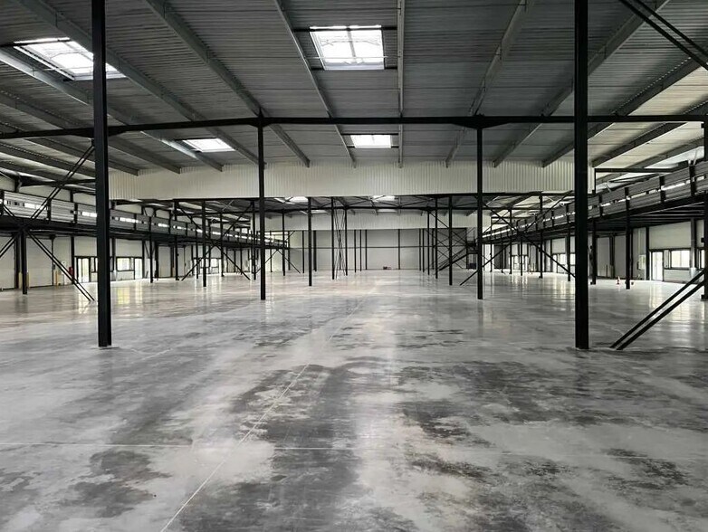 Industrial in Buc for lease - Interior Photo - Image 2 of 3