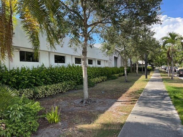 912-915 S Dixie Hwy E, Pompano Beach, Pompano Beach, FL for lease Building Photo- Image 1 of 12