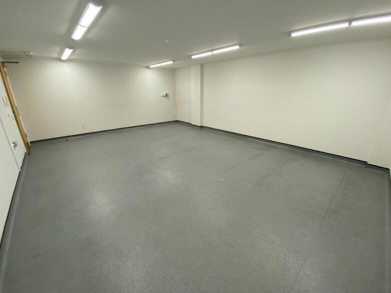 1 Riverside Av W, Lawford à louer - Photo du bâtiment - Image 3 de 13