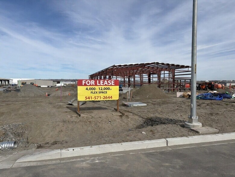 2574 Henderson Loop, Richland, WA à louer - Photo du bâtiment - Image 2 de 4