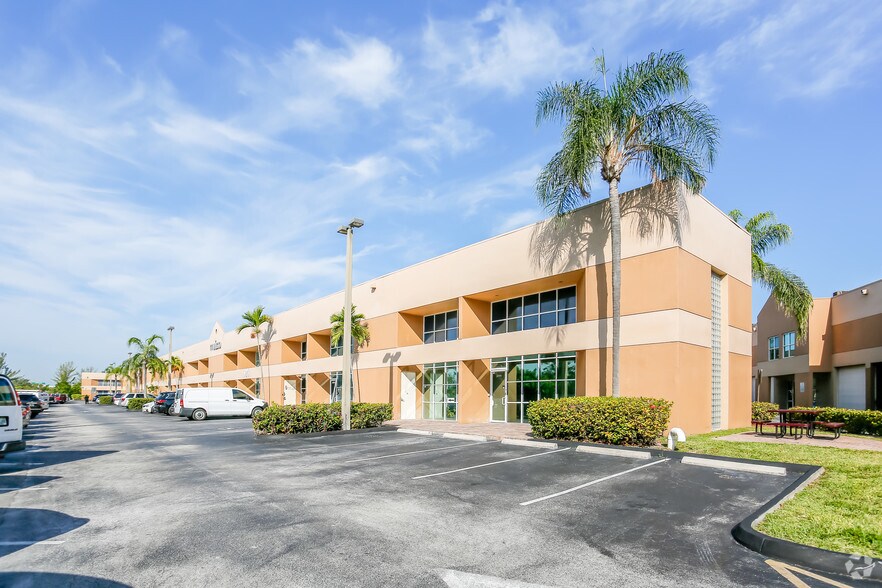 20165-20199 NE 16th Pl, Miami, FL à louer - Photo du bâtiment - Image 2 de 3
