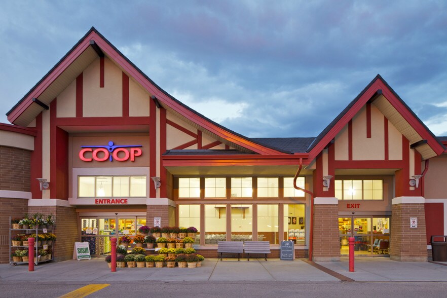 8220 Centre St NE, Calgary, AB à louer - Photo du bâtiment - Image 2 de 8