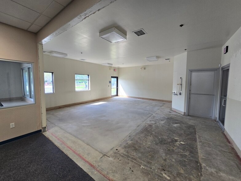 7640 Sylvania Ave, Sylvania, OH for lease - Building Photo - Image 3 of 17