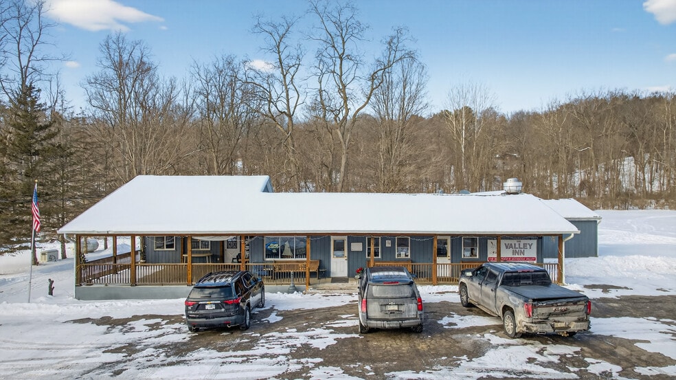 2862 Guyanoga Rd, Branchport, NY for sale - Primary Photo - Image 1 of 56