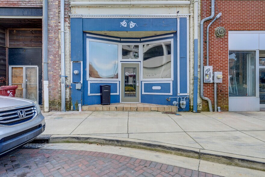 215 E Main St, Johnson City, TN à louer - Photo du bâtiment - Image 2 de 2