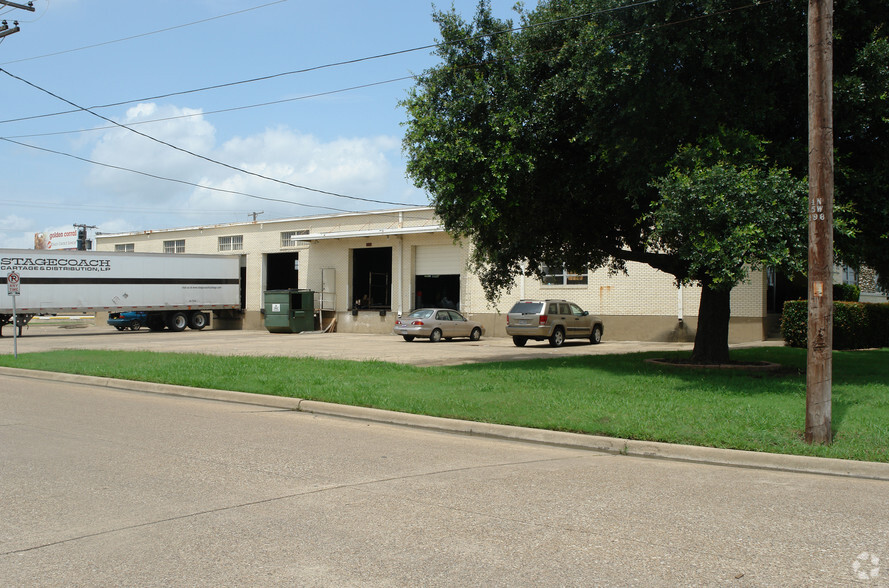 8901 Governors Row, Dallas, TX for lease - Building Photo - Image 1 of 6