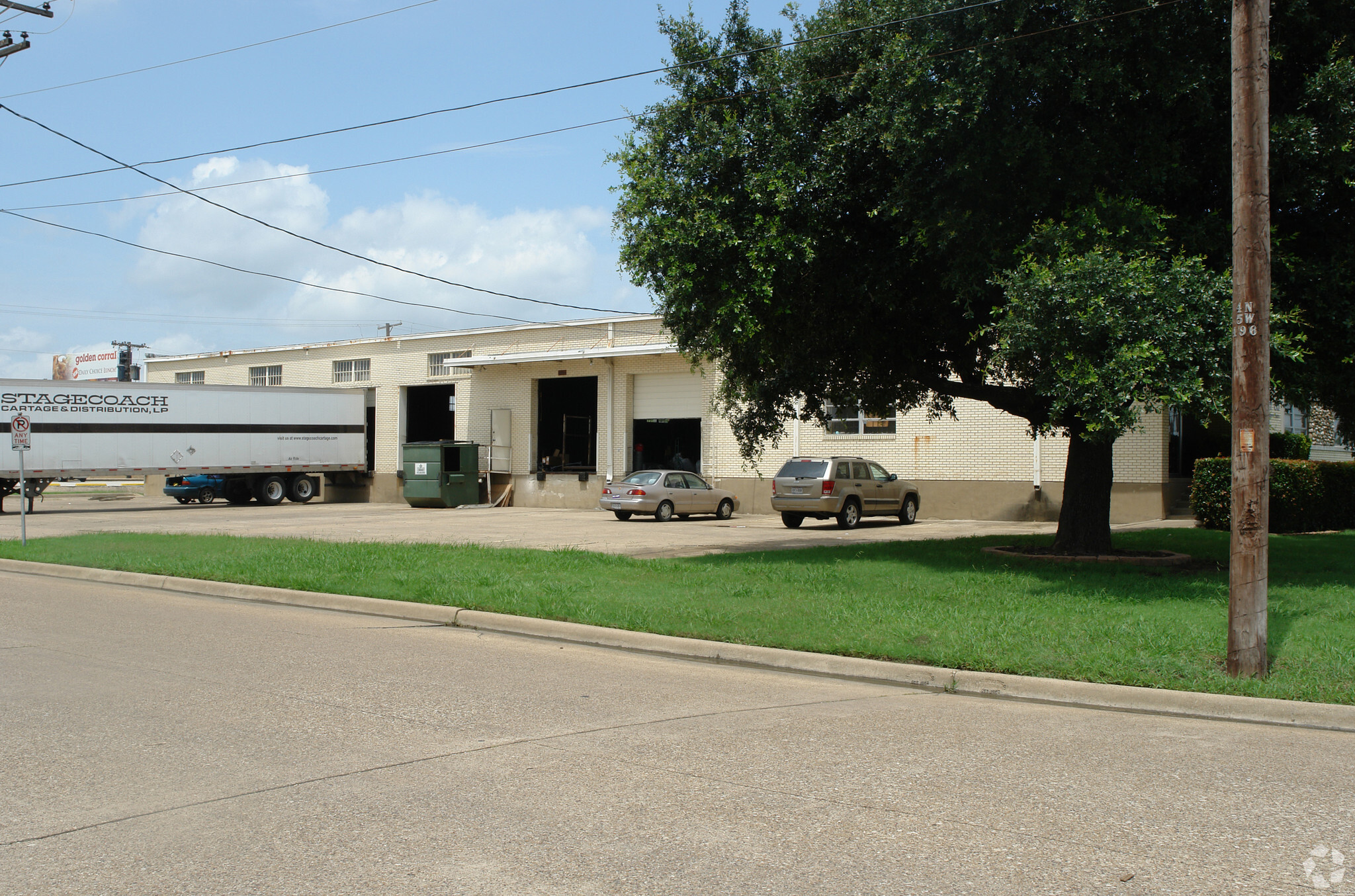 8901 Governors Row, Dallas, TX for lease Building Photo- Image 1 of 7