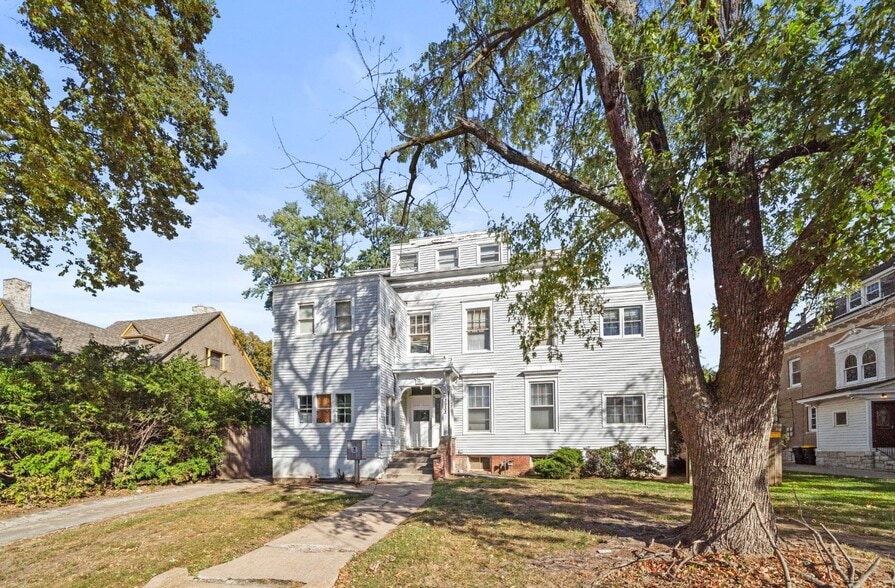 3933 Warwick Blvd, Kansas City, MO for sale - Primary Photo - Image 1 of 22