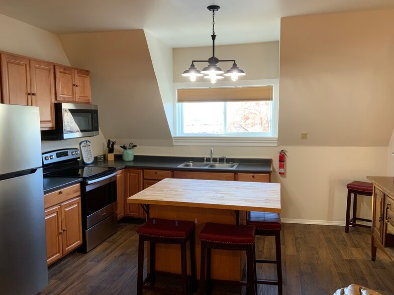 155 Townsend St, Cedarville, CA for sale - Interior Photo - Image 2 of 60