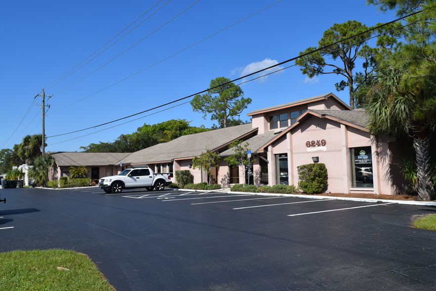 6249 Presidential Ct, Fort Myers, FL à vendre - Photo du bâtiment - Image 1 de 1