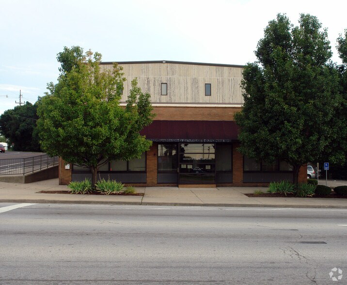 2001 NE Jefferson St, Peoria, IL for sale - Building Photo - Image 2 of 3