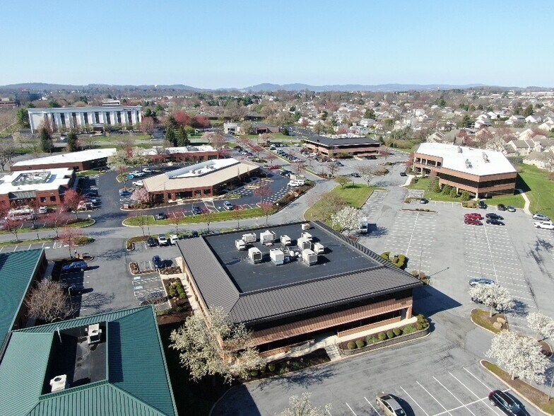 925 Berkshire Blvd, Wyomissing, PA à louer - Photo du bâtiment - Image 2 de 27