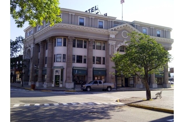 25 Hartford St, Rumford, ME à louer - Photo du bâtiment - Image 2 de 15