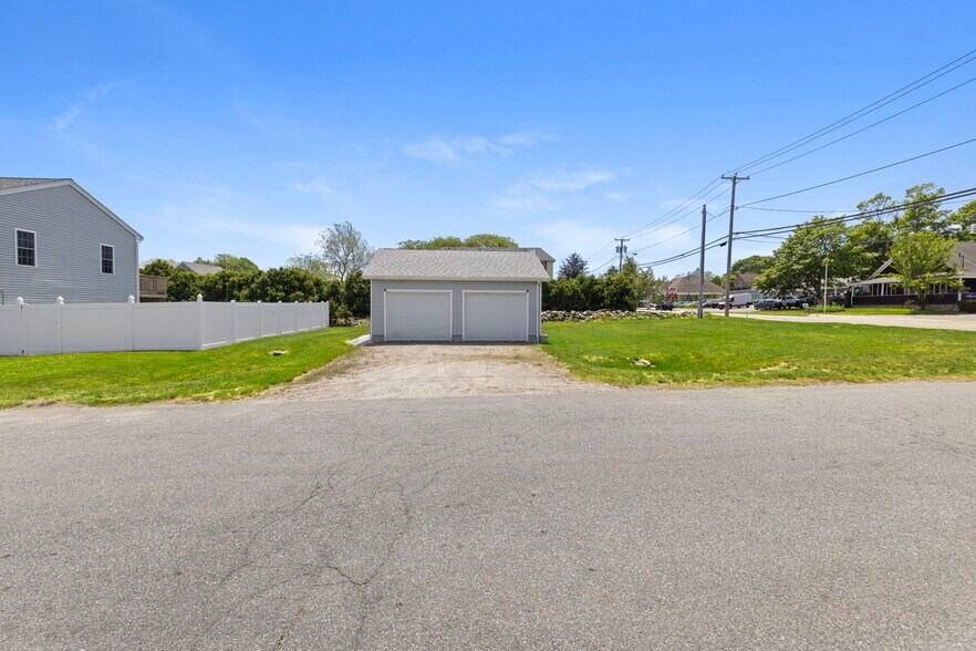 3055 E Main Rd, Portsmouth, RI à vendre - Photo du bâtiment - Image 1 de 7