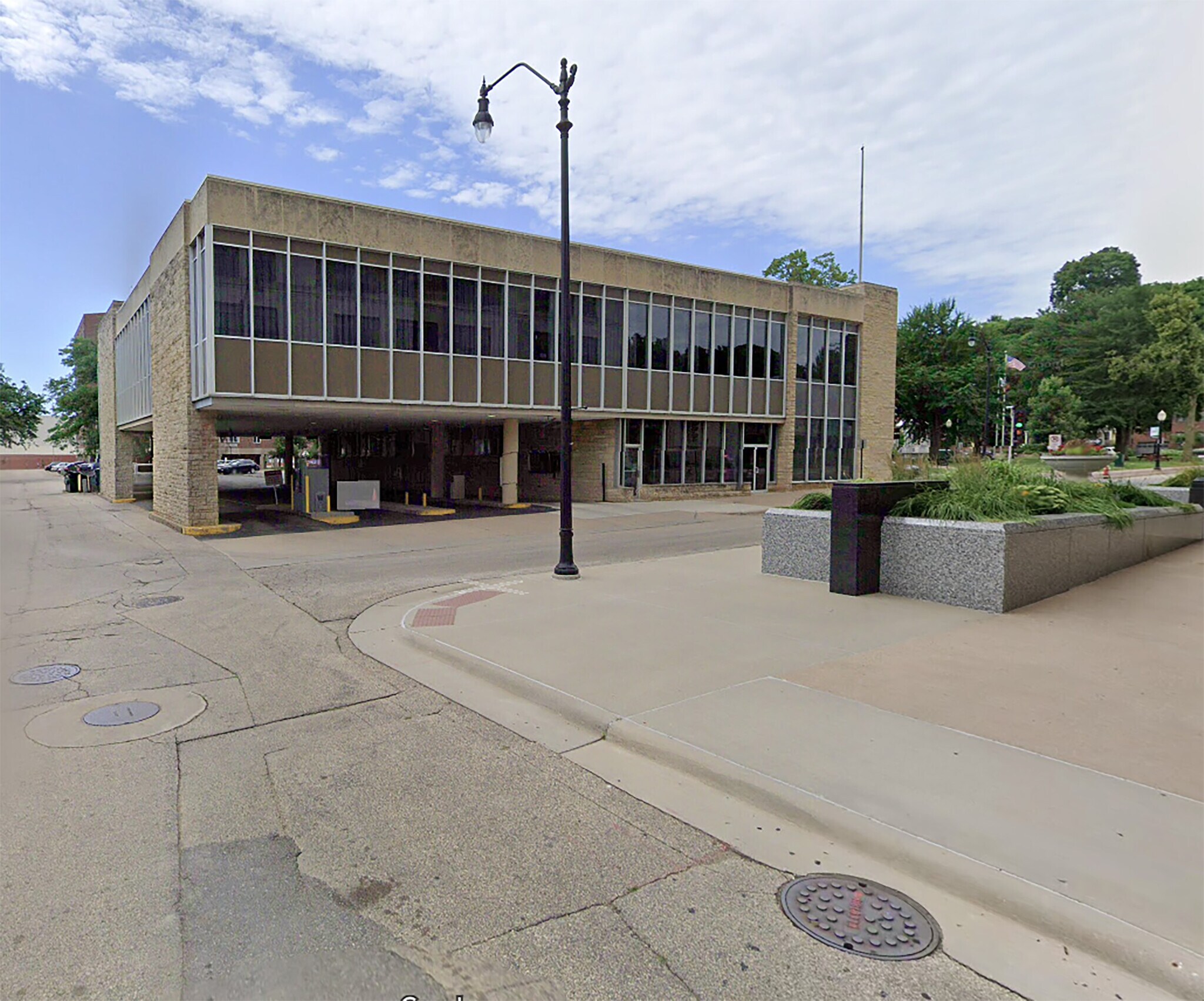 270 W 7th St, Dubuque, IA for sale Primary Photo- Image 1 of 3
