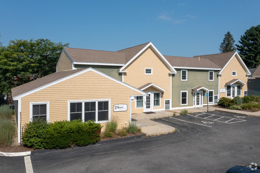 69 York St, Kennebunk, ME for sale - Primary Photo - Image 1 of 26