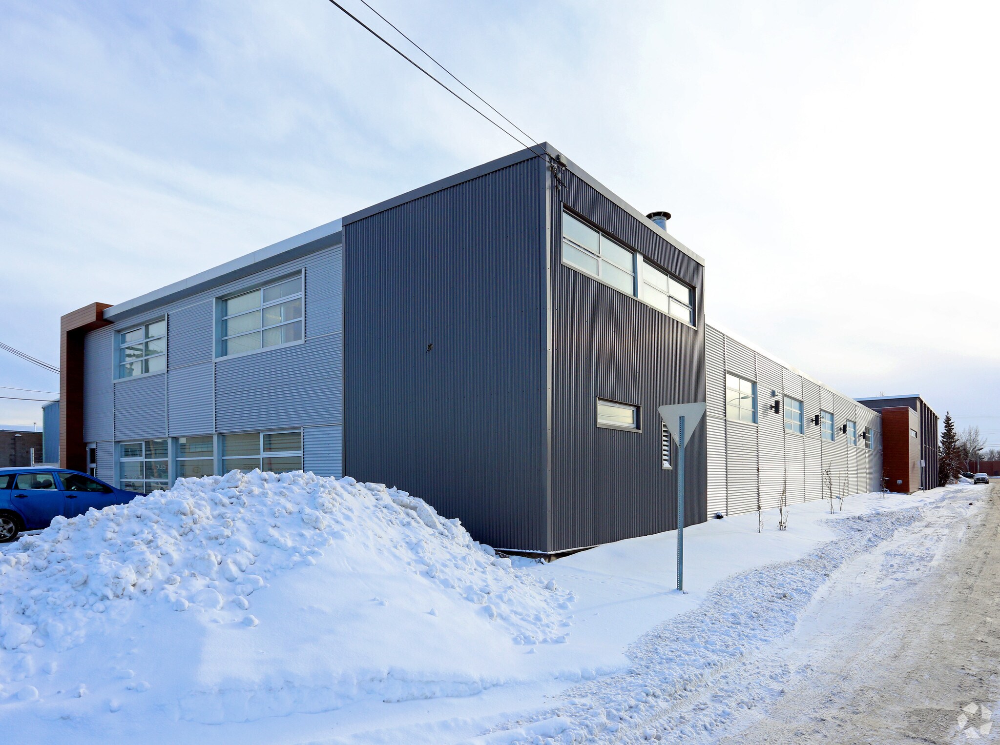 Sheffield Industrial portefeuille de 3 propriétés à vendre sur LoopNet.ca Photo principale- Image 1 de 4