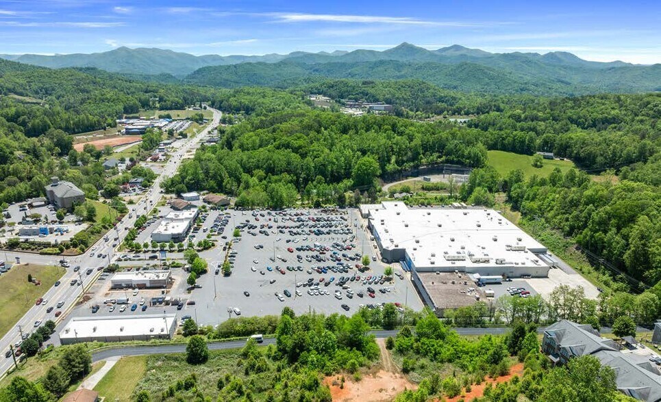 86 Walmart Plz, Sylva, NC à vendre - Photo du bâtiment - Image 2 de 4