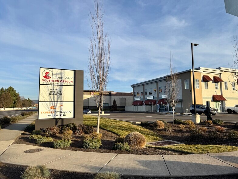 4801 Biddle Rd, Central Point, OR à louer - Photo du bâtiment - Image 3 de 16