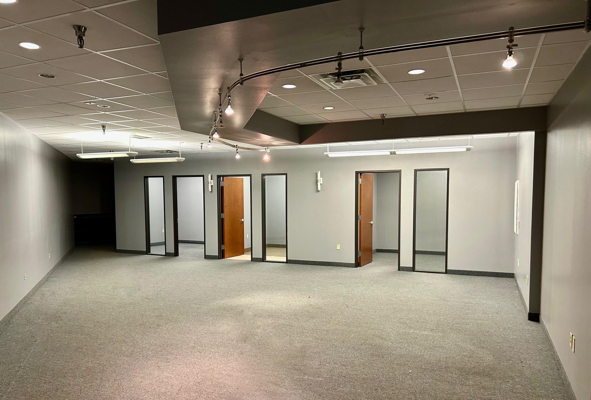 7920 Elmbrook Dr, Dallas, TX for lease Lobby- Image 1 of 12