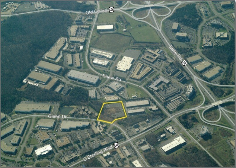 22675 Glenn Dr, Sterling, VA à louer - Photo du bâtiment - Image 2 de 3