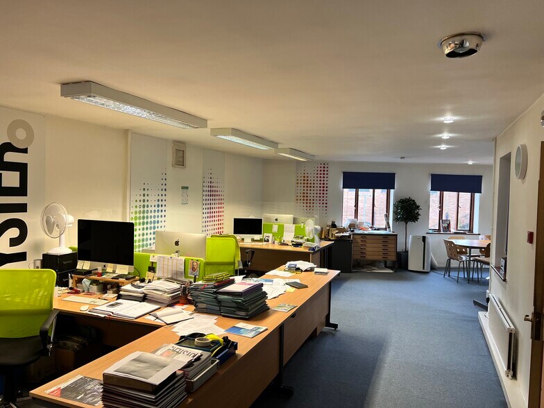 3-3 Thompsons Close, Harpenden à vendre - Photo du bâtiment - Image 2 de 4