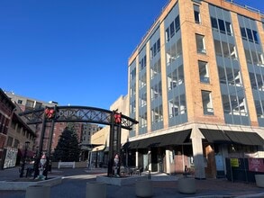 40 Du Page Ct, Elgin, IL à louer Photo du bâtiment- Image 2 de 16